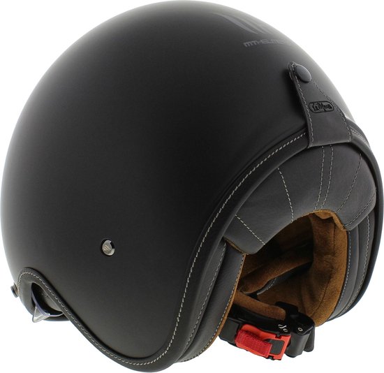 Matzwarte helm met bruine lederen voering en witte stiksels, gezien vanaf de achterkant.