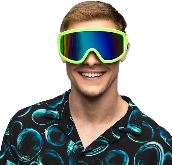 Man met kort blond haar draagt een neon-groene skibril met blauw, spiegelend glas. Hij draagt een zwart shirt met cirkelprint.
