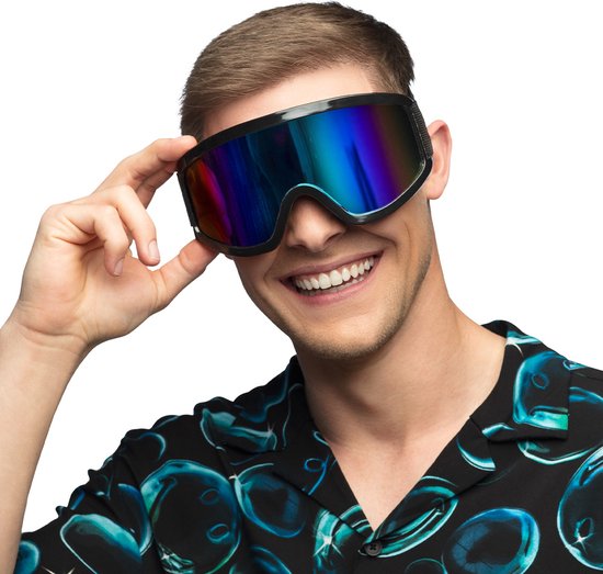 Een lachende man met kort blond haar, draagt een zwarte skibril met veelkleurige spiegelende glazen.