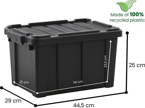 Zwarte kunststof opbergbox met deksel, met afmetingen vermeld. Gemaakt van 100% gerecycled plastic.