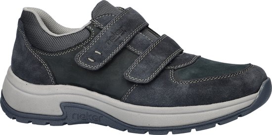 Zij-aanzicht van een blauwe suède sneaker met twee klittenbandsluitingen.