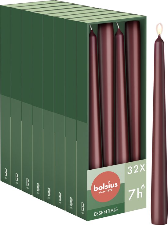 Groene dozen met 32 bordeauxrode Bolsius dinerkaarsen, met de tekst 'ESSENTIALS' en '7h'. Eén kaars brandt.