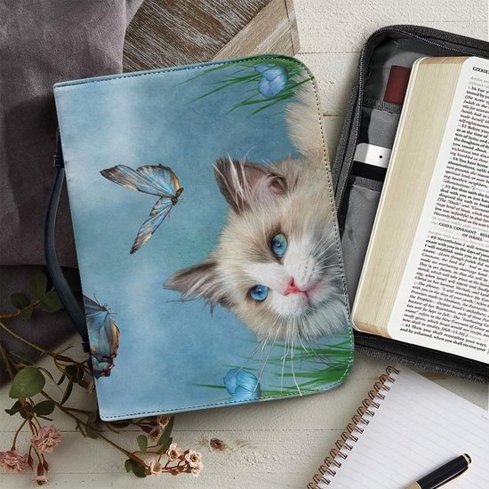 Jonge kat probeert een vlinder te vangen