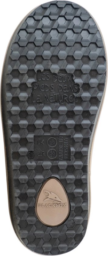 Zool van een taupe laars met hexagonaal profiel, tekst en merklogo.