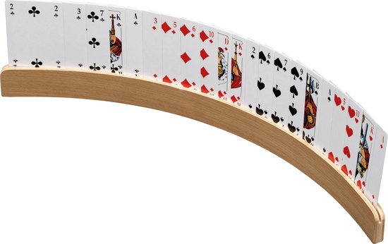 Houten kaarthouder met spelkaarten, waaronder schoppen, harten, klaveren en ruiten.