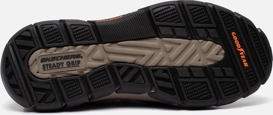 Buitenzool van bruine instapper met 'Goodyear' en 'Skechers Steady Grip' logo.