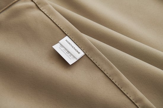 Label met wasinstructies op een licht taupe gordijn van maroyathome.