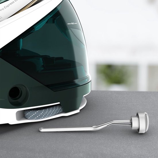 Close-up van Tefal Pro Express stoomgenerator met transparante waterreservoir en "MAX" aanduiding, metalen strijkijzeraccessoire.