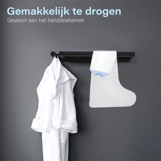 Gedroogde witte badjas hangt aan een zwarte haak. Een witte douchehoes voor been hangt ernaast.