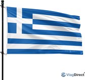 Griekse vlag met wit kruis en blauw-witte banen, wapperend aan een mast.