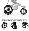 Gedetailleerde weergave van de drie zwarte, opblaasbare wielen van de kinderwagen met vering.