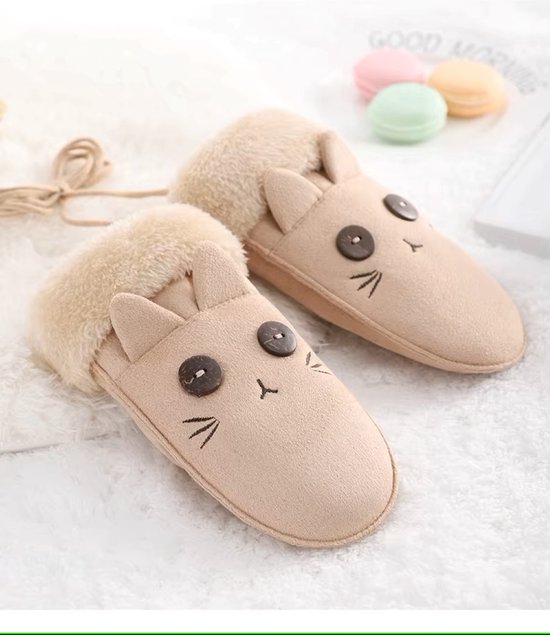 Lichtbruine pantoffels met kattengezicht, oren en een beige teddy voering.