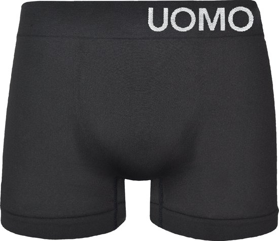 Zwarte boxer met wit UOMO-logo op de tailleband, op zwarte achtergrond.