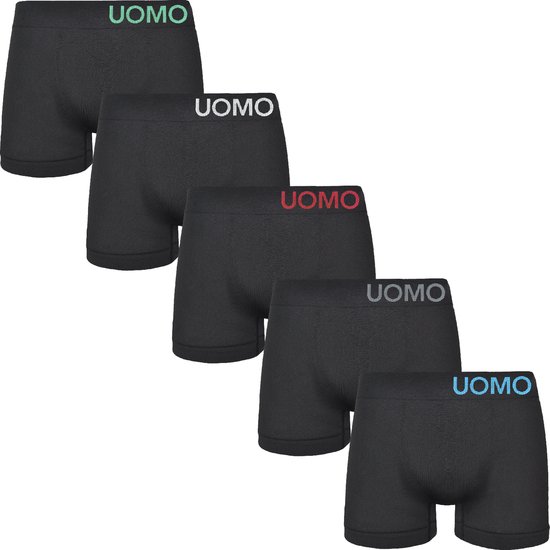 Vijf zwarte boxershorts op een rij, met verschillende kleuren UOMO-logo's op de tailleband: groen, wit, rood, grijs en blauw.
