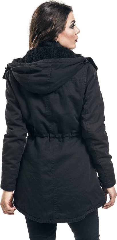 Damesparka met capuchon, trekkoord in de taille en een zwarte voering.