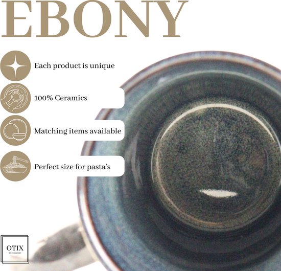 Close-up van de binnenkant van een blauwgroene mok met 'EBONY' tekst en productinformatie.