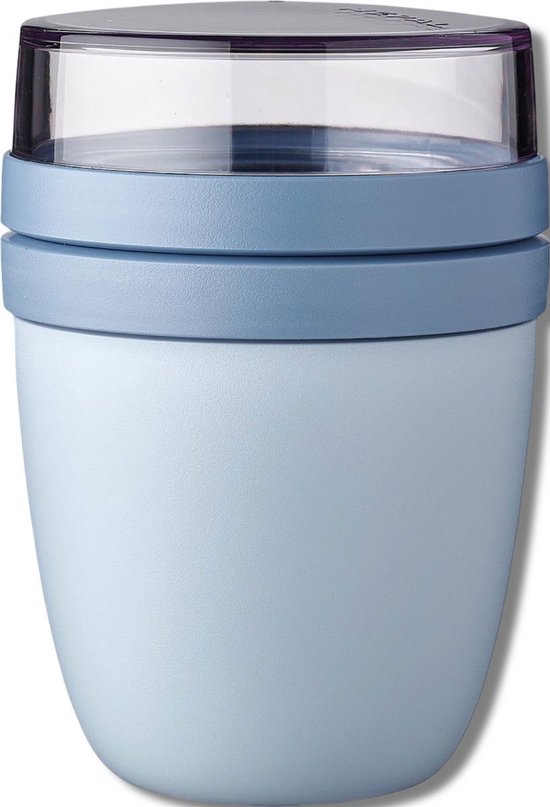 Lichtblauwe Mepal lunchpot met transparant deksel en blauwe ringen.