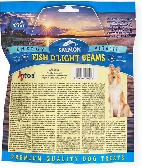 Verpakking met een hond die naar rechts kijkt. De tekst 'FISH D'LIGHT BEAMS' staat centraal, met de afbeelding van zalm. Onderkant: 'PREMIUM QUALITY DOG TREATS'.