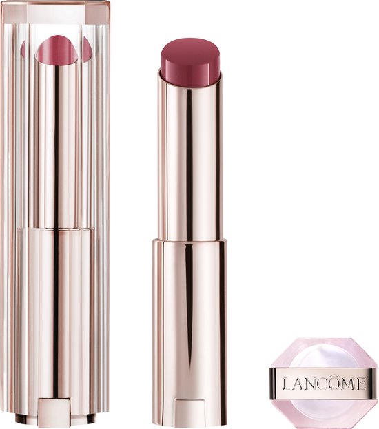 Een Lancôme lipstick in een goudkleurige huls met een bijpassend hoekig doosje, op een zwarte achtergrond.