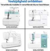 Collage met vier Medion naaimachines: roze overlock SO90, witte SM70, witte SM60 en turquoise SD36.