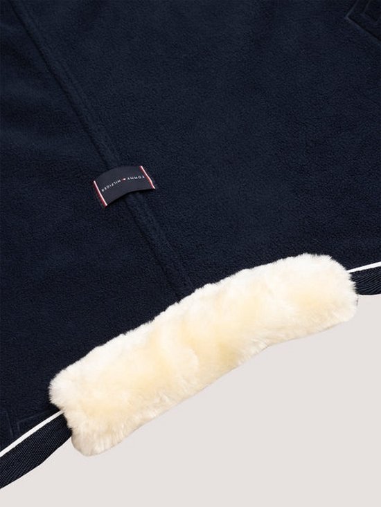 Donkerblauwe deken met witte bies en crème bontrand.