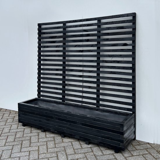 Zwarte houten plantenbak met een hoog klimrek.