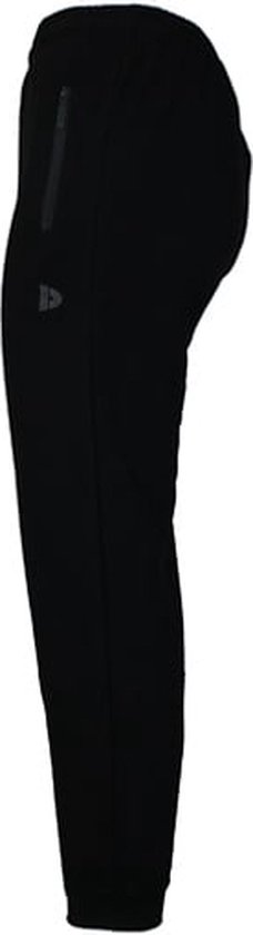Zijkant van een zwarte joggingbroek met ritsvak en een klein logo.