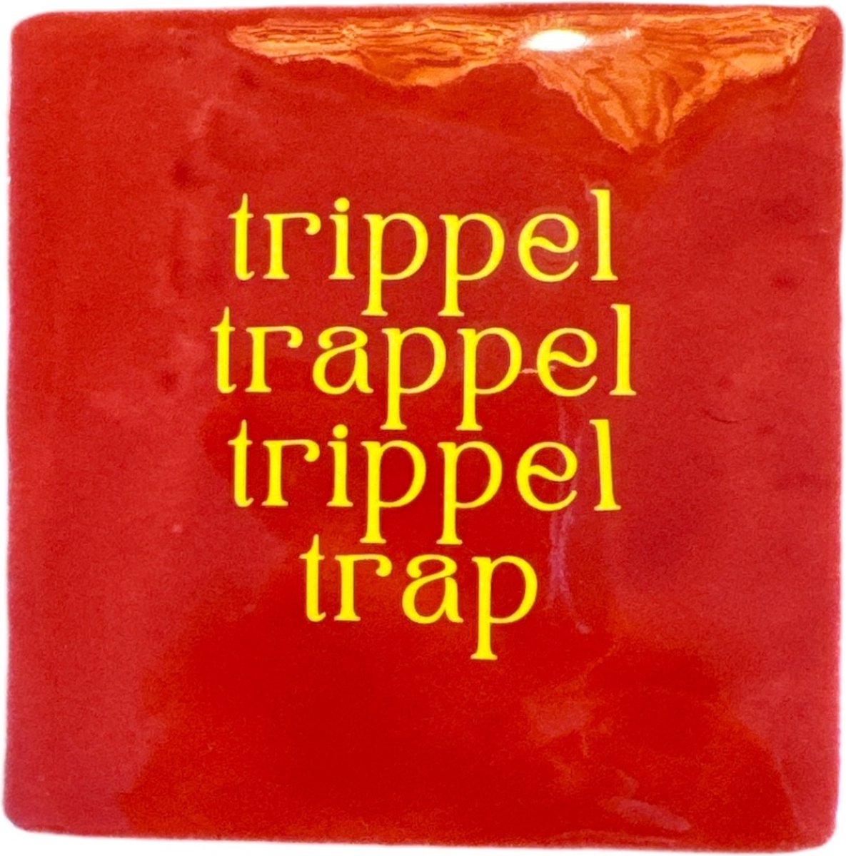 Bij ons onder de panne Hippe tegeltje met tekst: Trippel trappel trippel trap | Rood | Geel | Sinterklaas cadeau | Hippe Spreuktegel | Decoratie Sinterklaas | Sint en Piet | 5 december | Huisdecoratie Sint Sint | Trippel trappel trippel trap