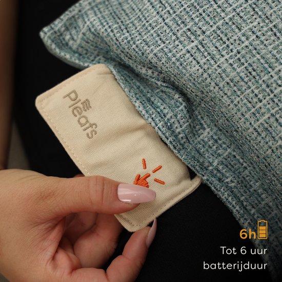 Close-up van lichtblauwe kussenhoes met etiket 'Pleafs'. Tot 6 uur batterijduur.