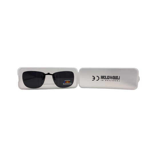 Clip-on zonnebril met donkere glazen en 'Polarized' logo in een open brillenkoker.