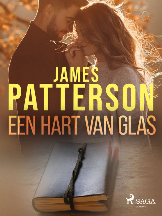 Boekcover van James Patterson: Een hart van glas. Twee geliefden omhelzen elkaar, met op de voorgrond een gesloten boek.