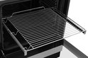 Uittrekbaar ovenrek met metalen spijlen, gedeeltelijk in de oven.