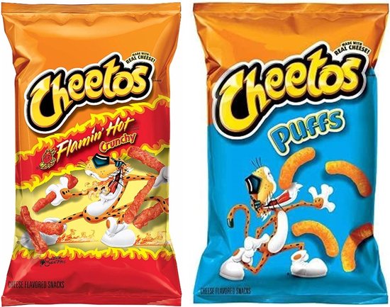 Twee Cheetos zakken: oranje Flamin Hot Crunchy en blauwe Cheese Puffs, beide met Chester Cheetah.