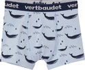 Boxers garçon bleu clair avec un imprimé all-over de baleines bleu marine, de montagnes et de petits arbres. Ceinture bleu marine avec logo "vertbaudet".