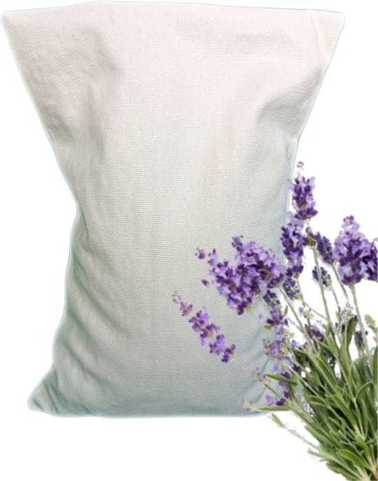 Wit kersenpitkussen met een bosje lavendel ernaast.