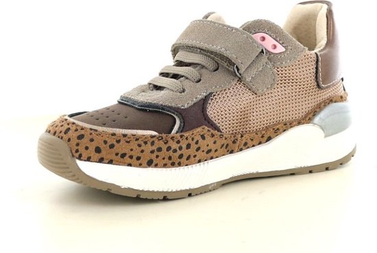 Bruine sneaker met panterprint, roze accenten en klittenband.