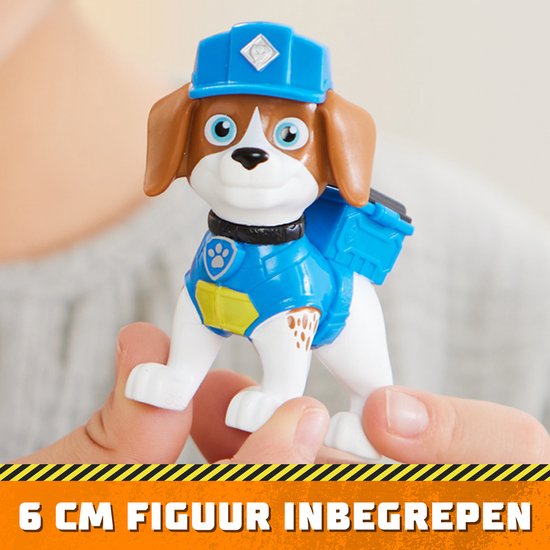 Wit met bruin hondje met blauwe helm, blauw vest en gele accenten. Tekst: 6 CM FIGUUR INBEGREPEN.
