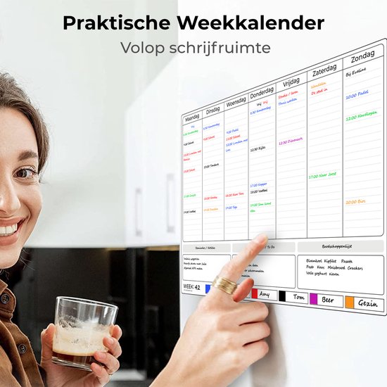 Une femme prend une boisson dans un réfrigérateur sur lequel est fixé un agenda hebdomadaire magnétique. Le calendrier montre la planification de la semaine.
