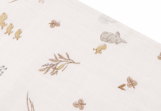 Witte hydrofiele doek met bruine print van konijnen, kuikens, bloemen en takjes.