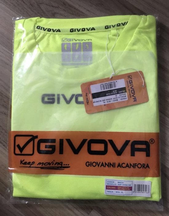 Een geel sportshirt van Givova in plastic verpakking, met labels.