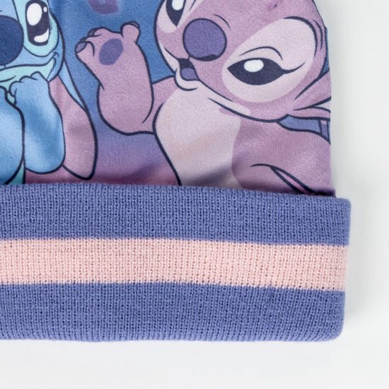 Detail van de winterset: muts met Stitch en Angel, met een gestreepte rand.