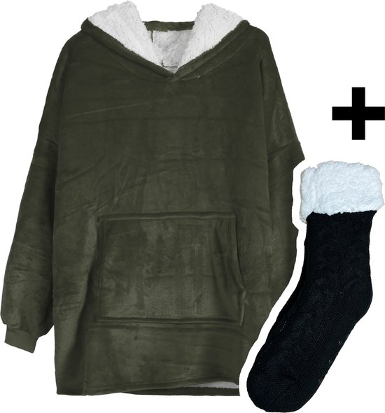 Oversized legergroene fleece sweater met capuchon en een bijpassende zwarte fleece sok met witte boord.