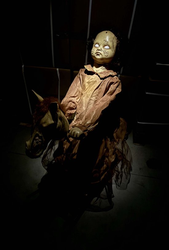 Halloween animatronic Zombie Girl op hobbelpaard. (Professionele Animatronic)