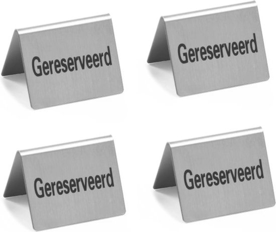 Vier metalen tafelstandaards met de tekst "Gereserveerd" erop.