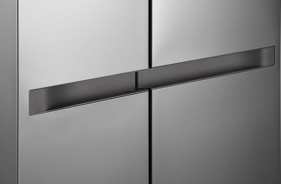 Gedetailleerde weergave van de zilveren horizontale handgreep op een zilveren LG Amerikaanse koelkast.
