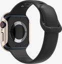 Starlightkleurig horloge met zwart bandje en Spigen logo.