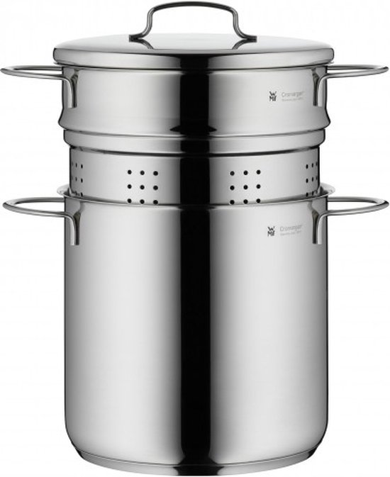 RVS pastapan met twee handvatten en een deksel, met daarin een geperforeerde inzet voor het koken van pasta.