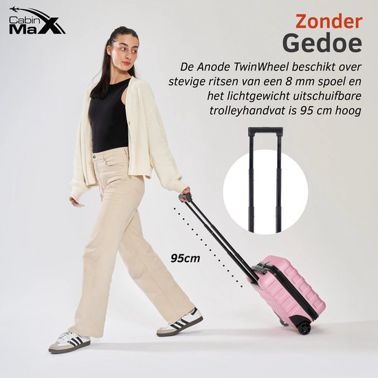 Vrouw met een lichtroze Cabin Max koffer, met een uitschuifbare handgreep van 95 cm.