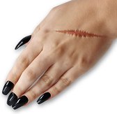 Een nep litteken is aangebracht op de hand van een persoon met zwarte nagels.