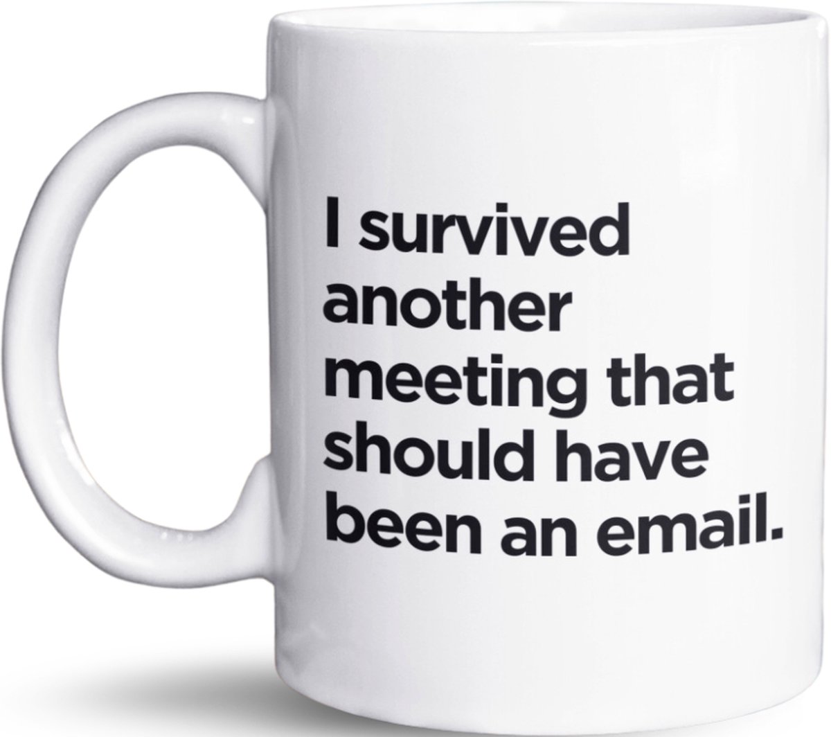 NietMokken.nl - Grappige Mok met Tekst - 'I Survived Another Meeting That Should Have Been an Email' - Kantoorhumor Cadeau - Leuke Mok voor Collega's - Origineel Cadeau voor Koffieliefhebbers - 325 ml Keramische Mok